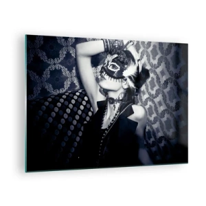 Glastavla - Bild på glas - En maskerad figur mot en mönstrad vägg i nyanser av svart och vitt - 70x50cm - Dekorationer, prydnader, nyanser... - Modern väggdekoration för vardagsrum och sovrum ARTTOR
