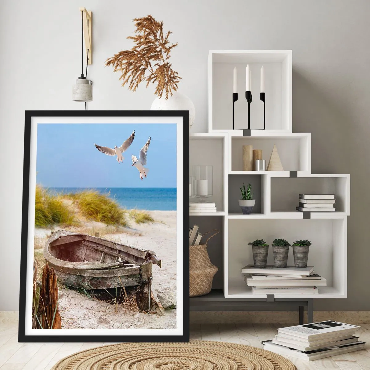 Affisch i svart ram - En gammal båt på stranden med måsar i bakgrunden - 50x70cm - Doppade i vinden - Modern väggdekoration för vardagsrum och sovrum ARTTOR