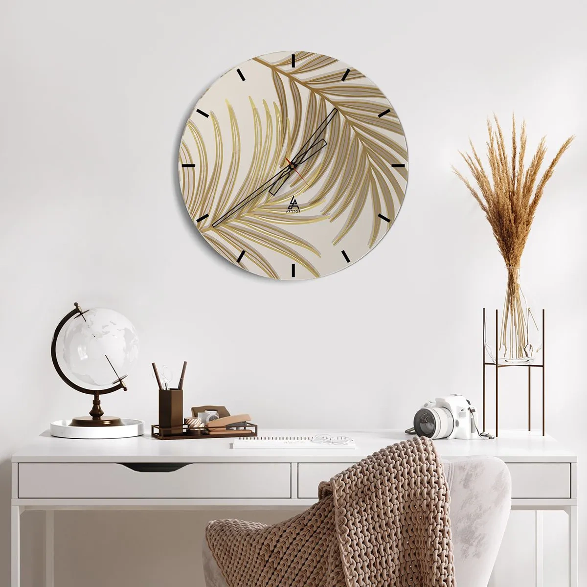 Väggklocka - Klocka på glas - Gyllene palmblad på beige bakgrund i ett elegant arrangemang - 30x30cm - Guldpalmen - Modern väggdekoration för vardagsrum, kök och sovrum ARTTOR