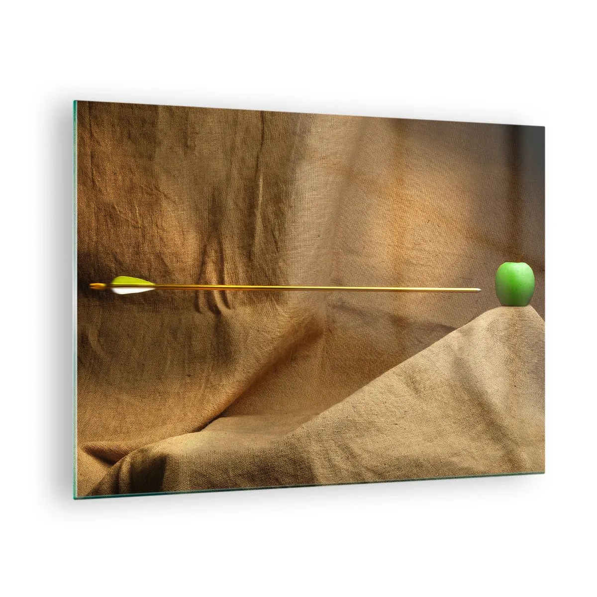 Glastavla - Bild på glas - Ett grönt äpple på en beige bakgrund med en pil som tränger igenom det. - 70x50cm - Kalla Wilhelm Tells ande - Modern väggdekoration för vardagsrum och sovrum ARTTOR