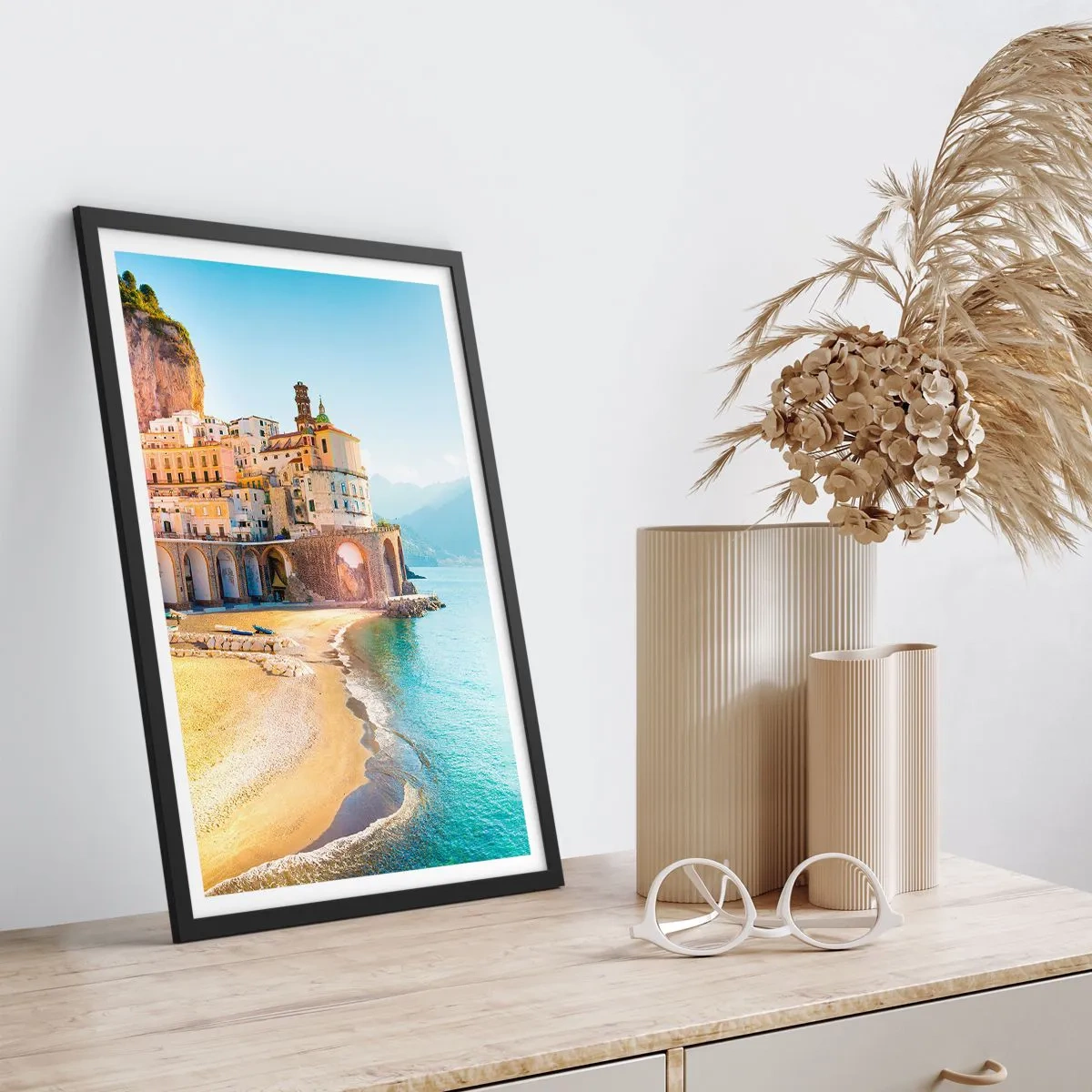 Affisch i svart ram - En pittoresk italiensk stad vid havet - 50x70cm - Stad utan motstycke - Modern väggdekoration för vardagsrum och sovrum ARTTOR