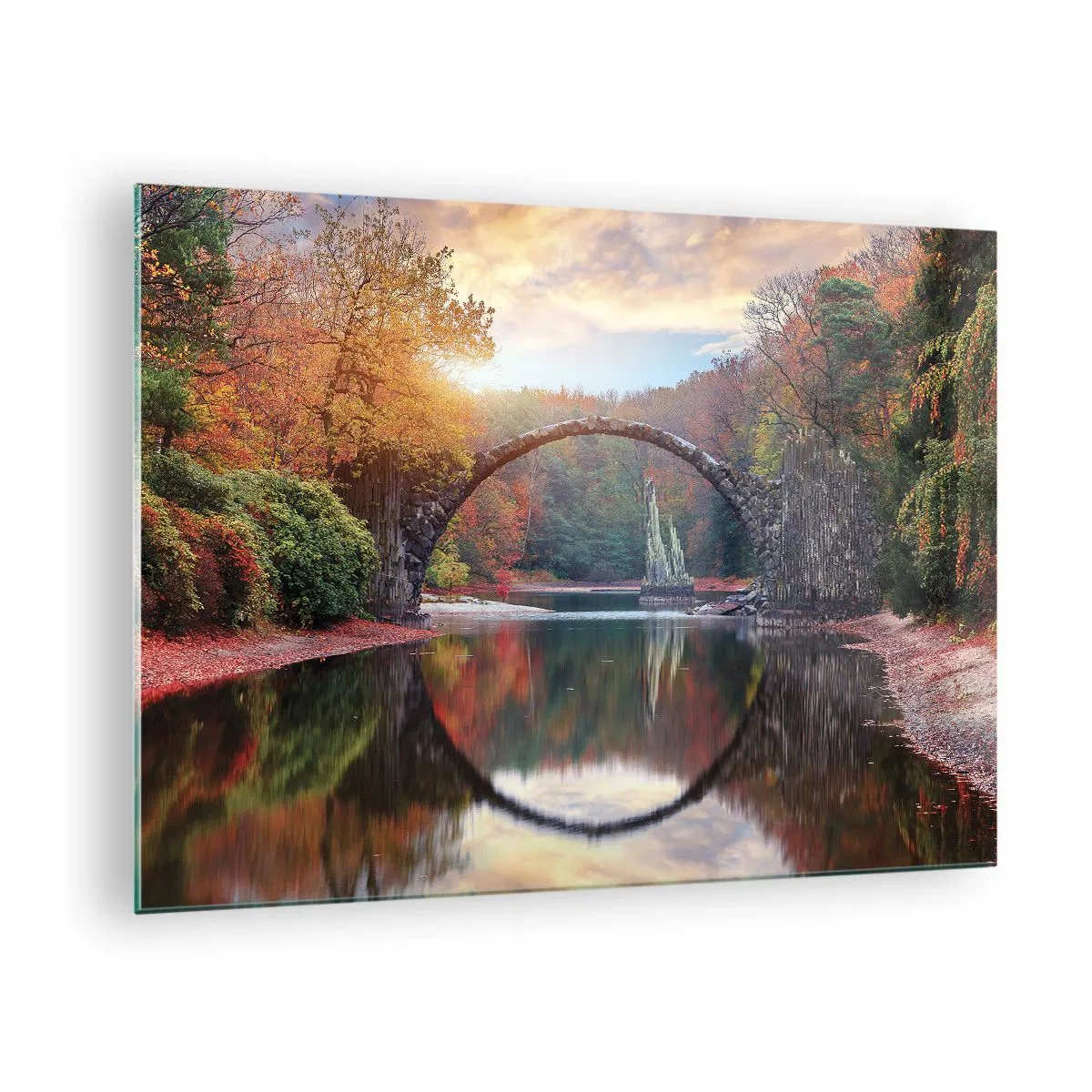 Glastavla - Bild på glas - En stenbro reflekterad i en sjö mitt i en höstskog - 70x50cm - På andra sidan av spegeln - Modern väggdekoration för vardagsrum och sovrum ARTTOR