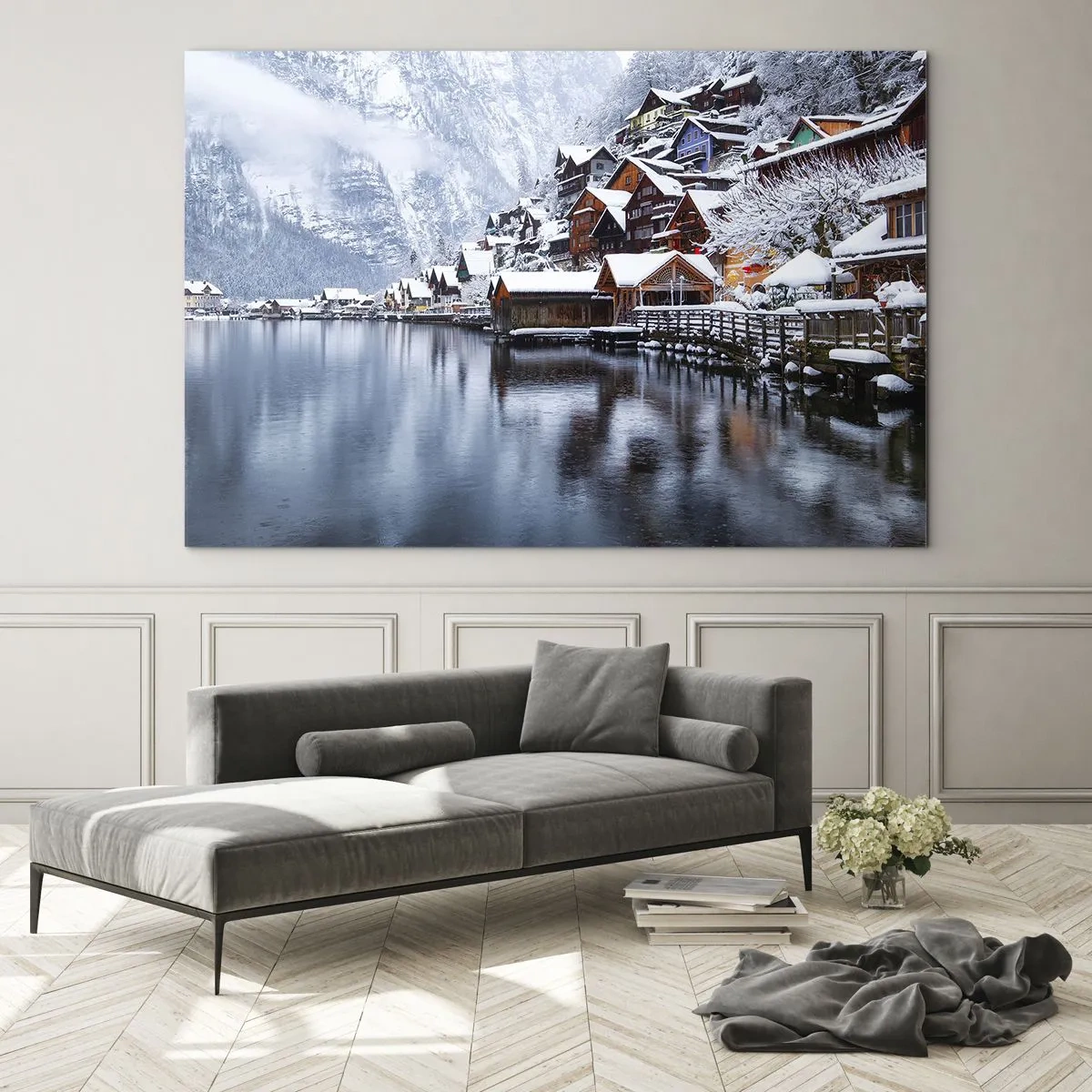 Glastavla - Bild på glas - En bergsby vid en sjö, täckt av snö i ett vinterlandskap - 70x50cm - I vinterns dräkt - Modern väggdekoration för vardagsrum och sovrum ARTTOR