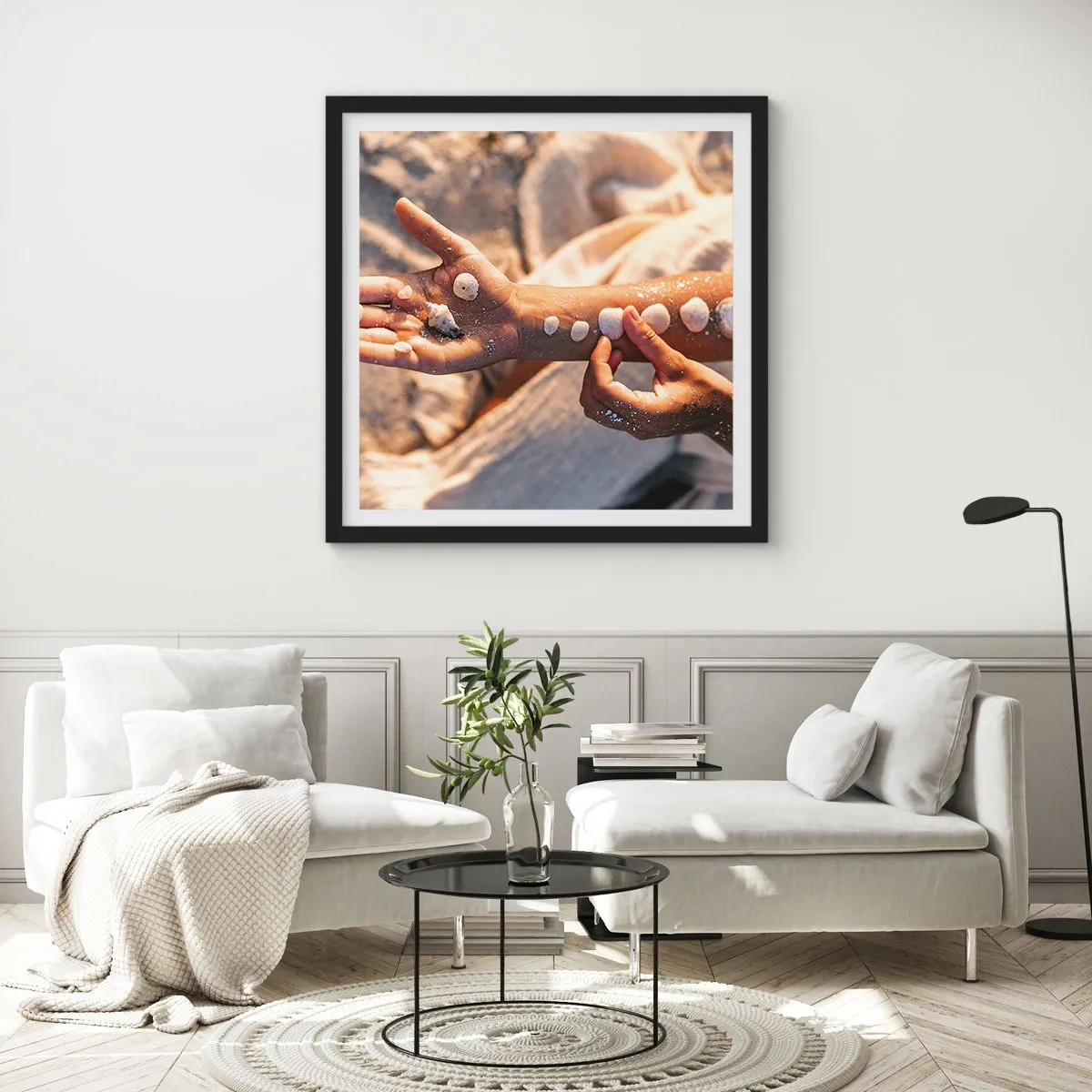 Affisch i svart ram - Skönhet inom handens räckvidd - 50x50 cm