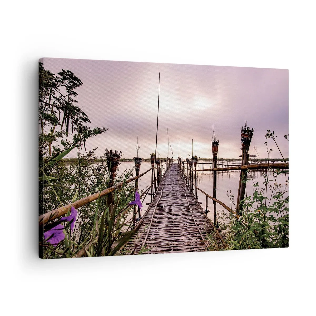 Canvastavla - Bild på duk - Bambubro över vattnet i gryningen - 70x50cm - Asiens lugn och tystnad - Modern väggdekoration för vardagsrum och sovrum ARTTOR