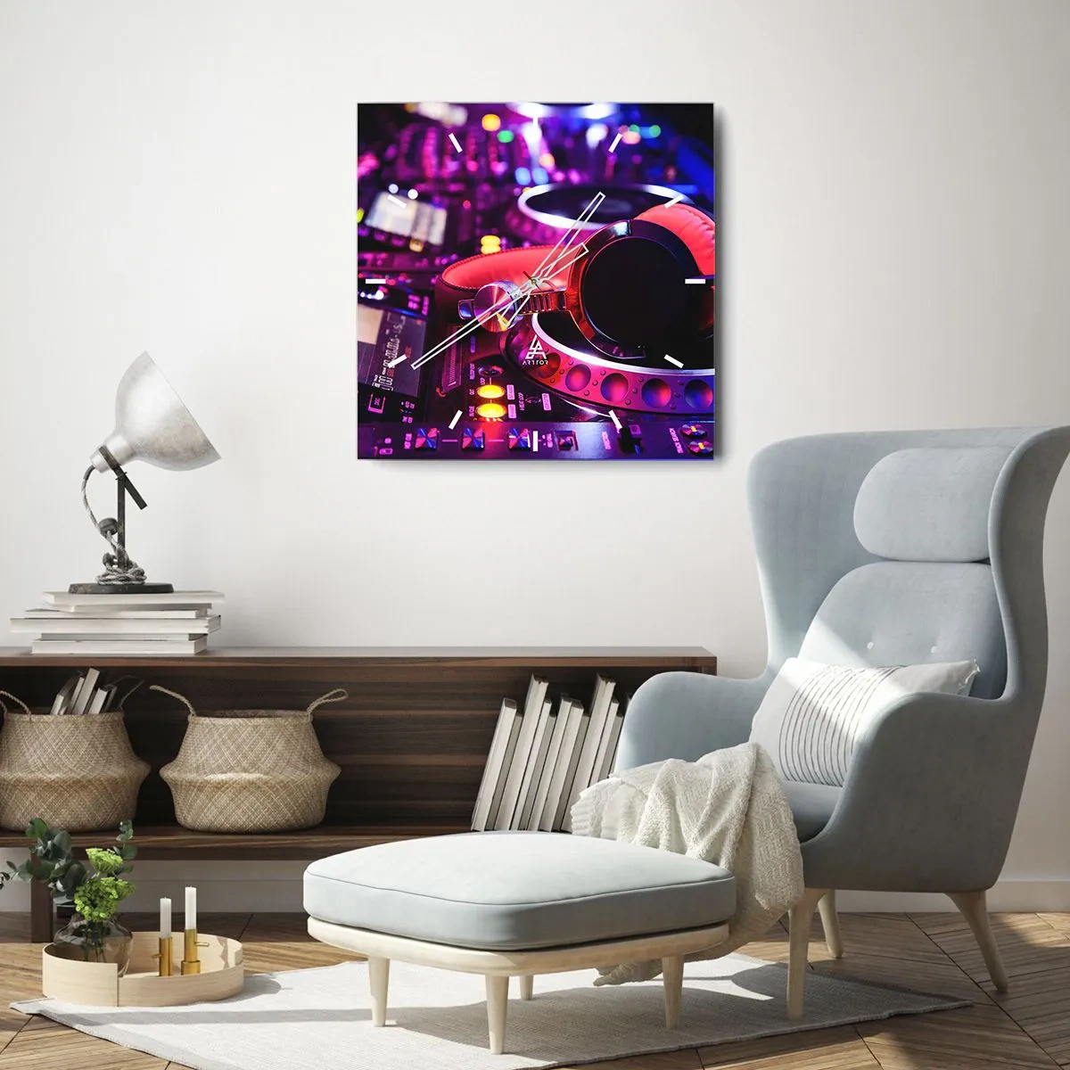 Väggklocka - Klocka på glas - Innan partyt startar - 40x40 cm