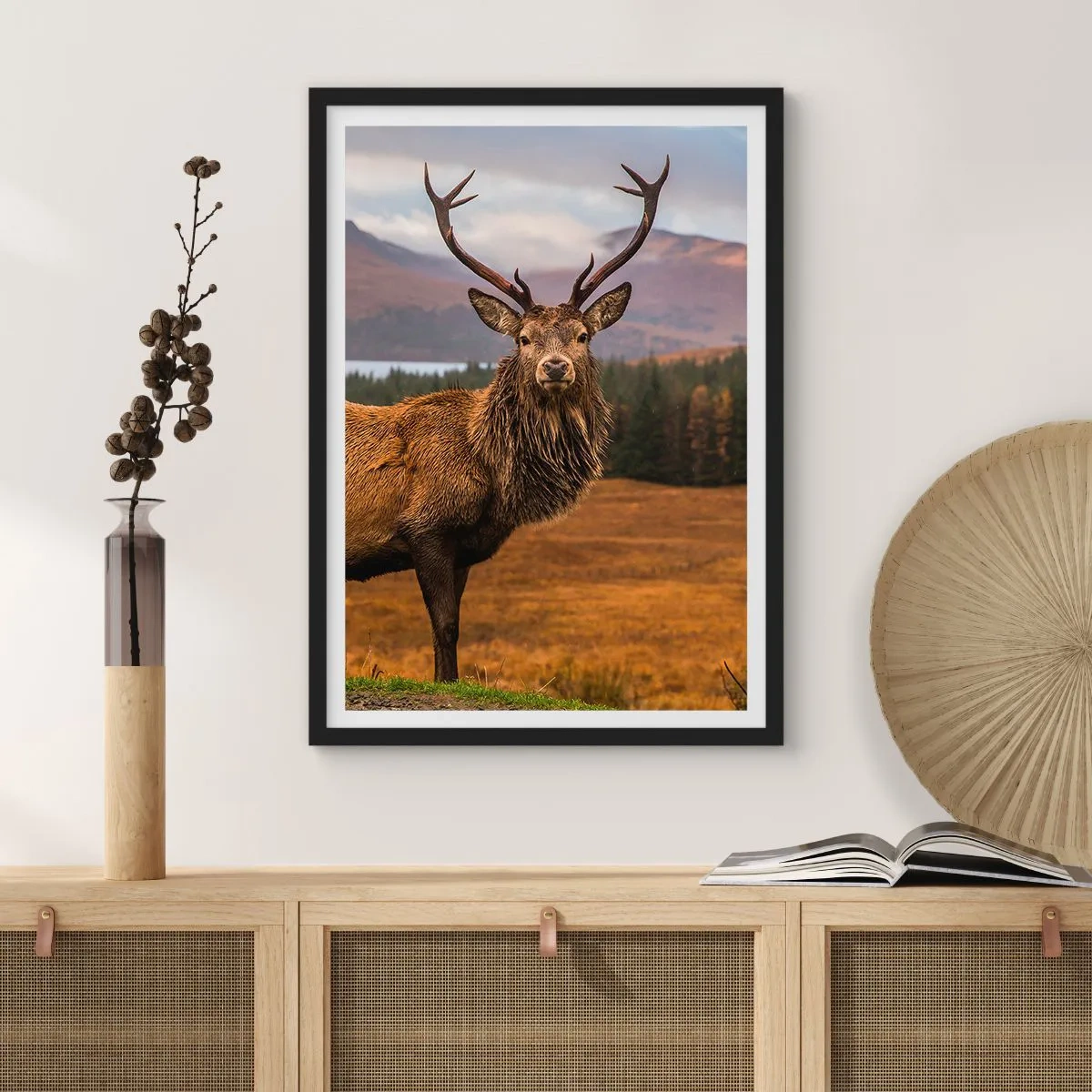 Affisch i svart ram - Fotografi av en hjort mot ett bergslandskap - 50x70cm - Naturens majestät - Modern väggdekoration för vardagsrum och sovrum ARTTOR