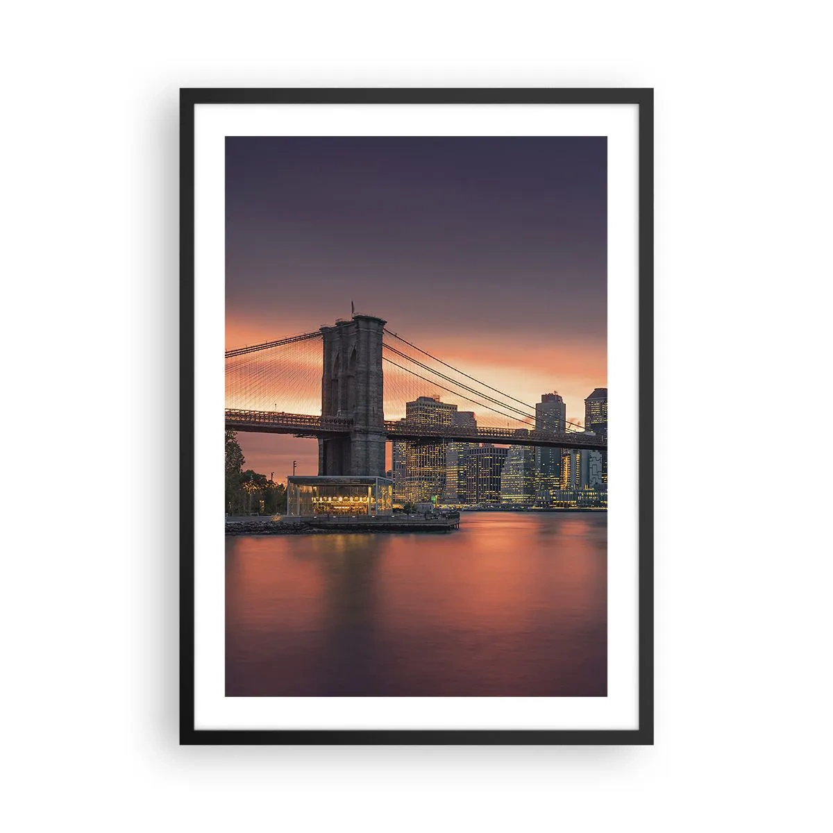 Affisch i svart ram - Brooklynbron på natten med den upplysta staden i bakgrunden - 50x70cm - Doppad i lila tystnad - Modern väggdekoration för vardagsrum och sovrum ARTTOR