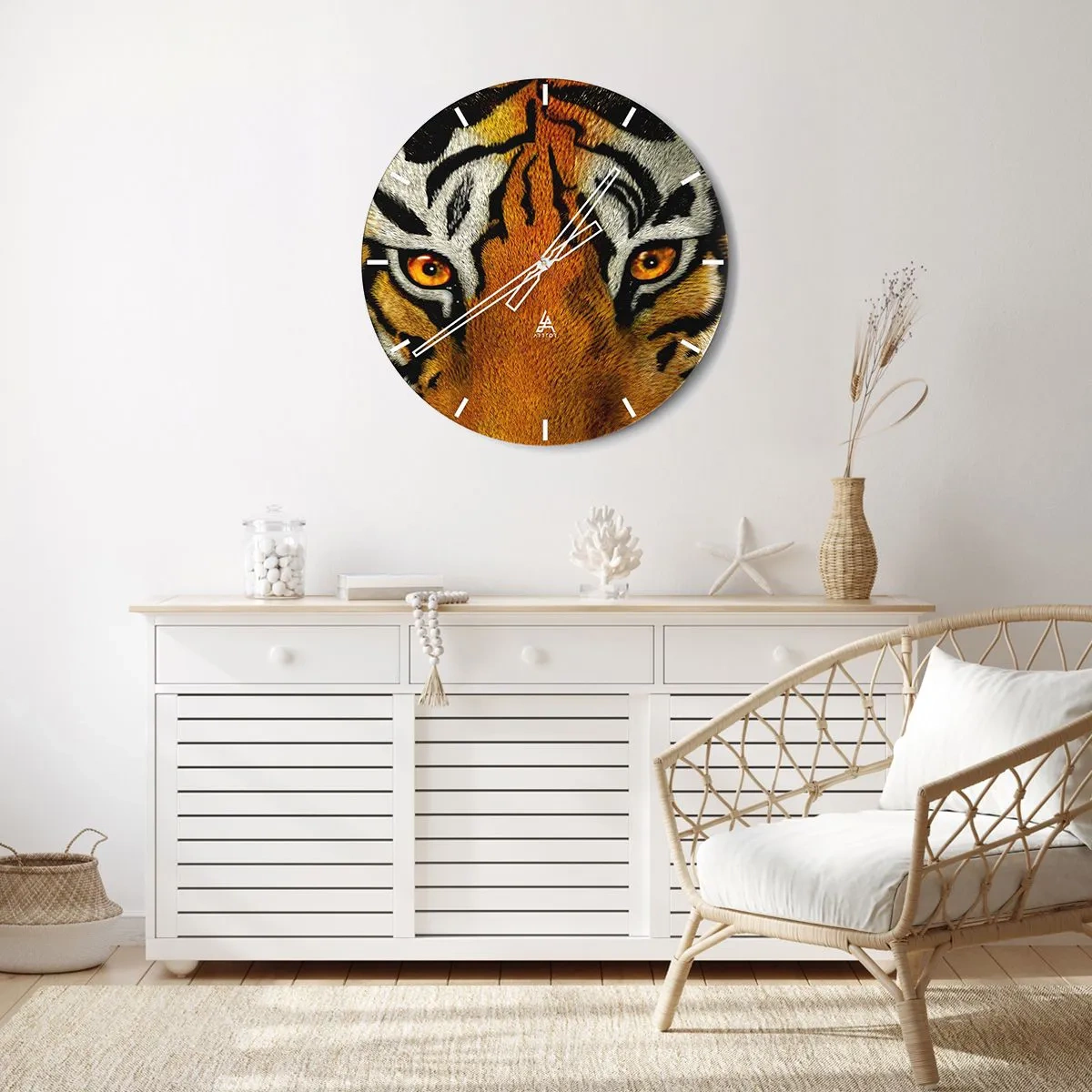 Väggklocka - Klocka på glas - En närbild av tigerns intensiva blick - 30x30cm - Farlig och vacker - Modern väggdekoration för vardagsrum, kök och sovrum ARTTOR