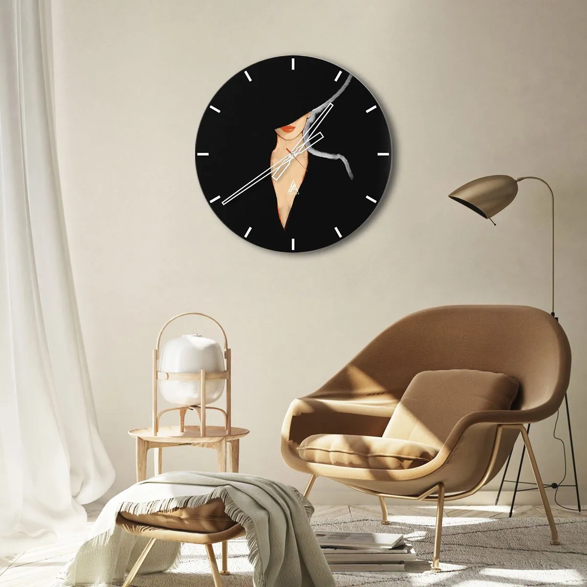 Väggklocka - Klocka på glas - Porträtt av en kvinna i en elegant hatt mot en svart bakgrund - 30x30cm - Elegans och stil - Modern väggdekoration för vardagsrum, kök och sovrum ARTTOR
