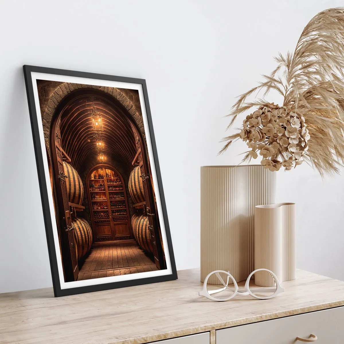 Affisch i svart ram - Elegant vinkällare med träfat - 50x70cm - Stämningsfull källare - Modern väggdekoration för vardagsrum och sovrum ARTTOR