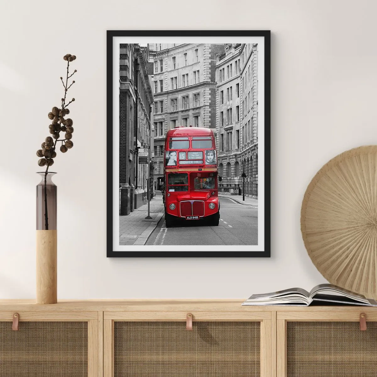 Affisch i svart ram - En röd buss på en svartvit gata i London - 50x70cm - Vardagen behöver inte vara grå - Modern väggdekoration för vardagsrum och sovrum ARTTOR