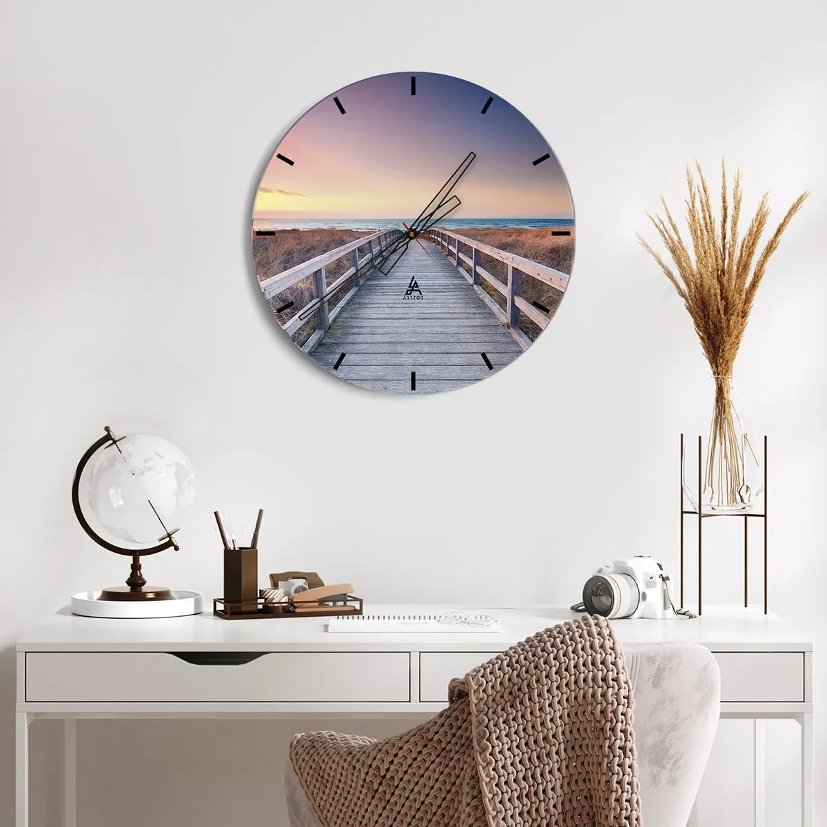 Väggklocka - Klocka på glas - Trästig som leder till havet vid solnedgången - 30x30cm - Kvällssken i Östersjön - Modern väggdekoration för vardagsrum, kök och sovrum ARTTOR