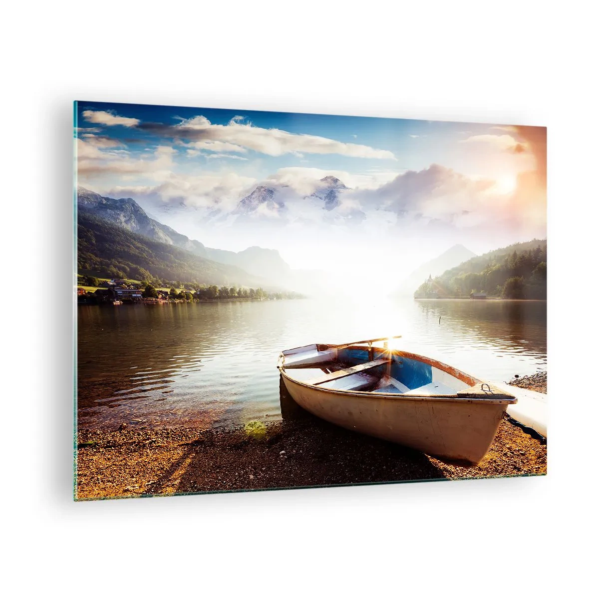 Glastavla - Bild på glas - En båt på en sjö omgiven av berg vid soluppgången - 70x50cm - Vid ett stort och rent vatten - Modern väggdekoration för vardagsrum och sovrum ARTTOR