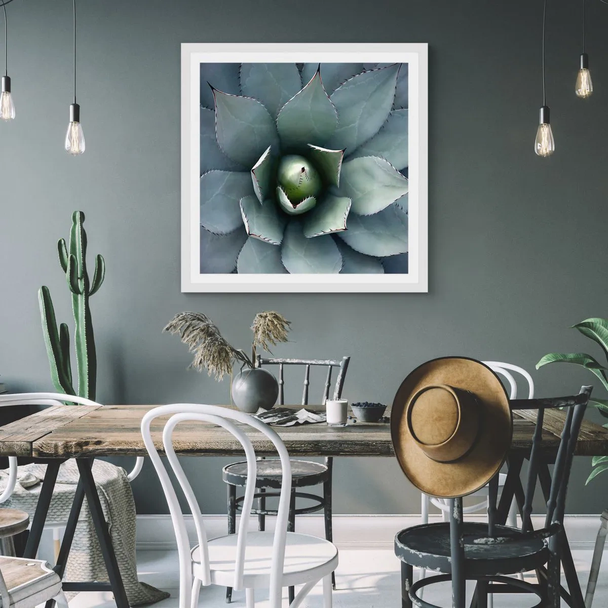 Affisch i vit ram - Lockar och varnar - 60x60 cm