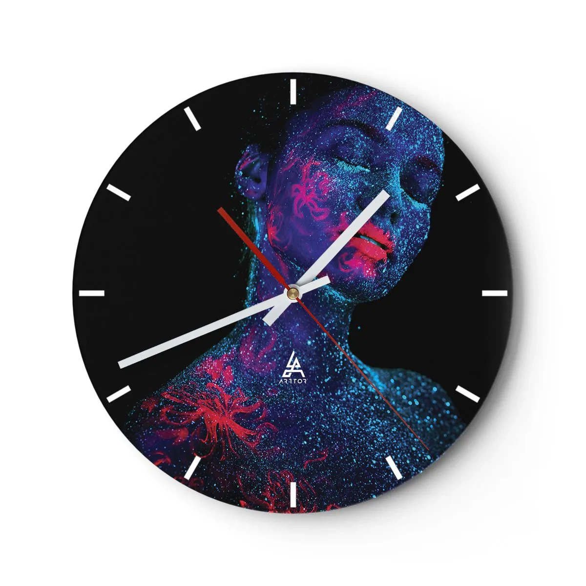Väggklocka - Klocka på glas - Porträtt av en kvinna med fluorescerande ansiktsmålningar - 30x30cm - I sjärndammet - Modern väggdekoration för vardagsrum, kök och sovrum ARTTOR