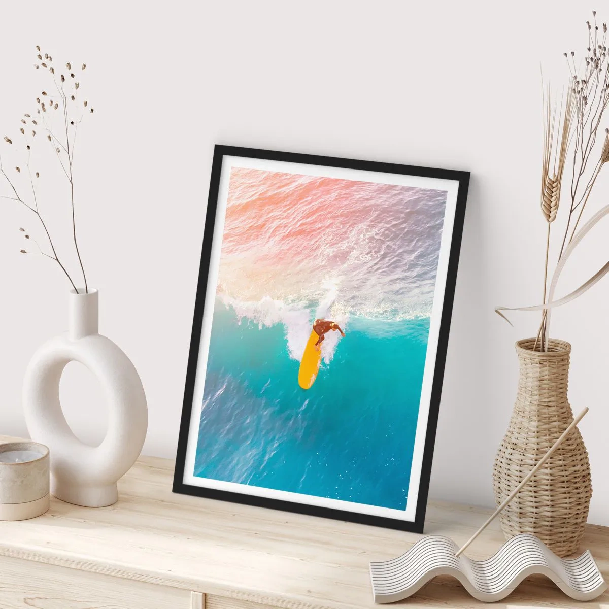 Affisch i svart ram - En surfare som rider på en våg i solnedgångens strålar - 50x70cm - Havsryttare - Modern väggdekoration för vardagsrum och sovrum ARTTOR