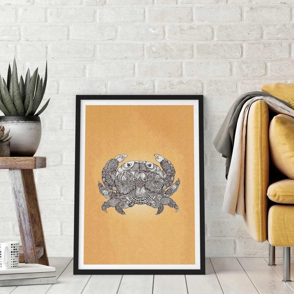 Affisch i svart ram - Dekorativ illustration av en krabba med ett fint mönster på en guldbakgrund - 50x70cm - Herr Krabba berättar - Modern väggdekoration för vardagsrum och sovrum ARTTOR