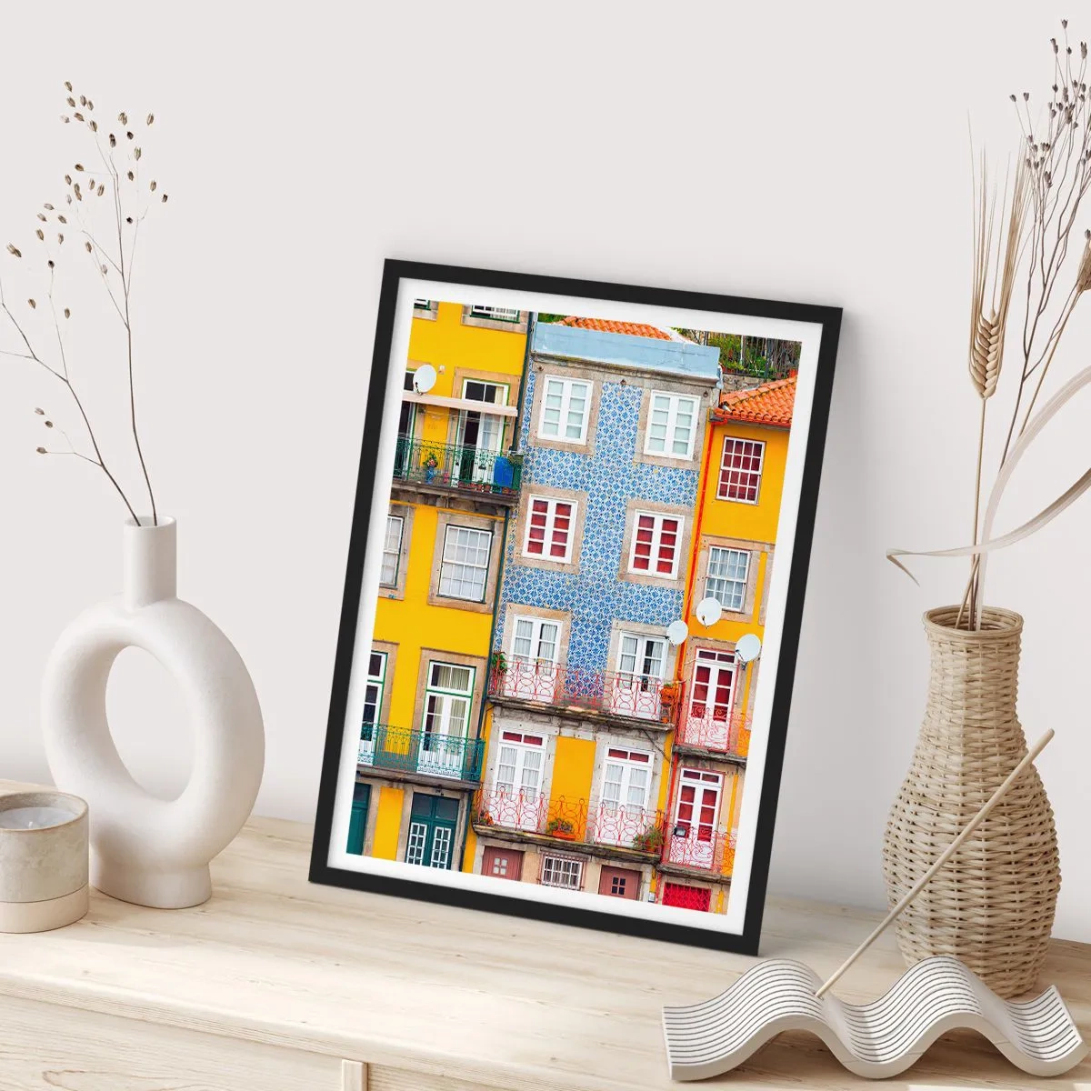 Affisch i svart ram - Färgglada fasader på hyreshus i portugisisk stil - 50x70cm - Gamla stans färger - Modern väggdekoration för vardagsrum och sovrum ARTTOR