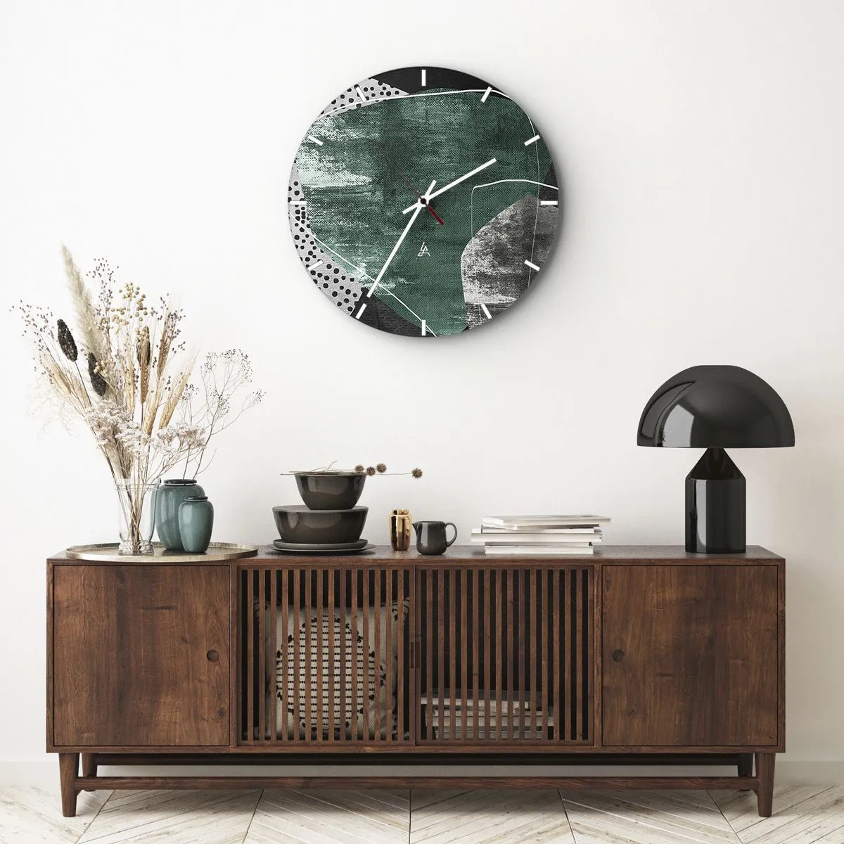 Väggklocka - Klocka på glas - Grön och svart abstrakt komposition med grafiska accenter - 30x30cm - Färgstark abstraktion med en guldflinga - Modern väggdekoration för vardagsrum, kök och sovrum ARTTOR