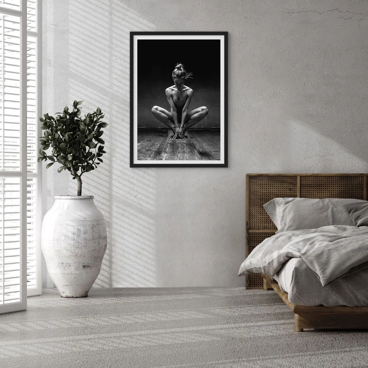 Affisch i svart ram - Ett svartvitt fotografi av en ballerina i en konstnärlig pose. - 50x70cm - Koncentrerad dansenergi - Modern väggdekoration för vardagsrum och sovrum ARTTOR