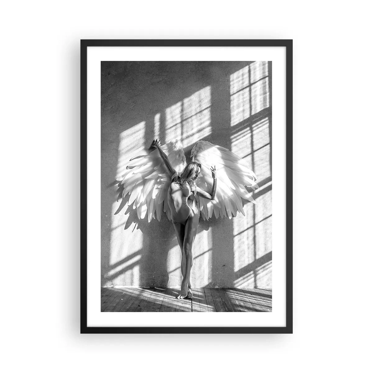 Affisch i svart ram - Svartvitt fotografi av en kvinna med änglavingar - 50x70cm - Direkt från himlen - Modern väggdekoration för vardagsrum och sovrum ARTTOR