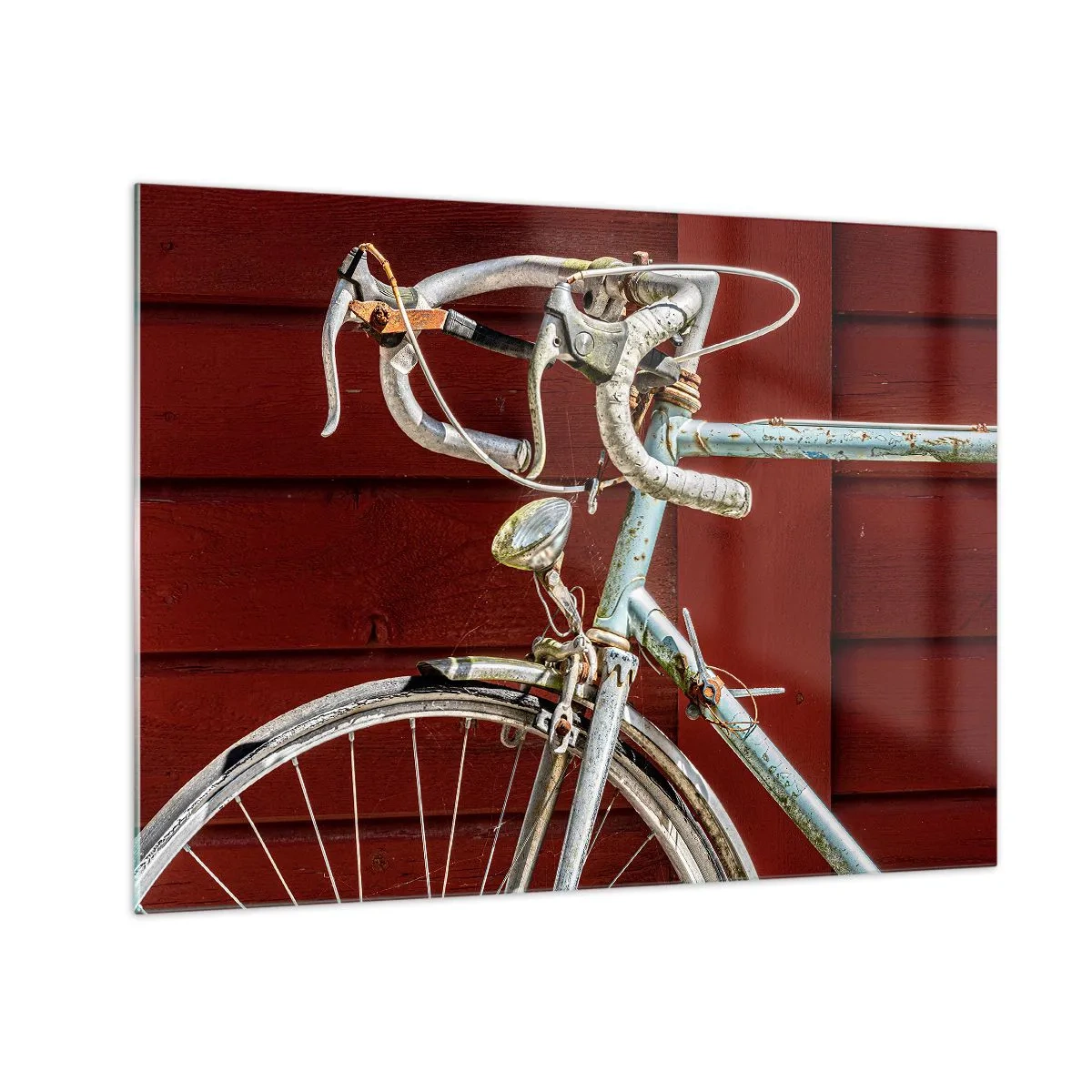 Glastavla - Bild på glas - En gammal racercykel från 1970-talet mot en röd trävägg - 70x50cm - Skapad för segrar - Modern väggdekoration för vardagsrum och sovrum ARTTOR