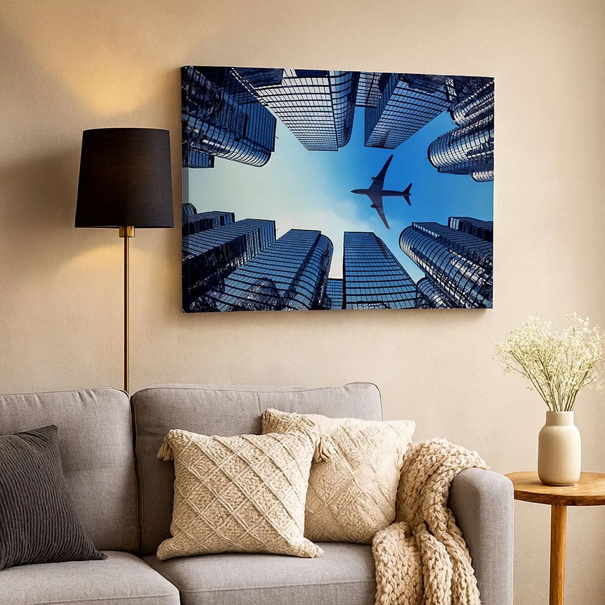 Canvastavla - Bild på duk - Ett flygplan som flyger över moderna skyskrapor i stadens centrum. - 70x50cm - Utsikten från glasravinen - Modern väggdekoration för vardagsrum och sovrum ARTTOR