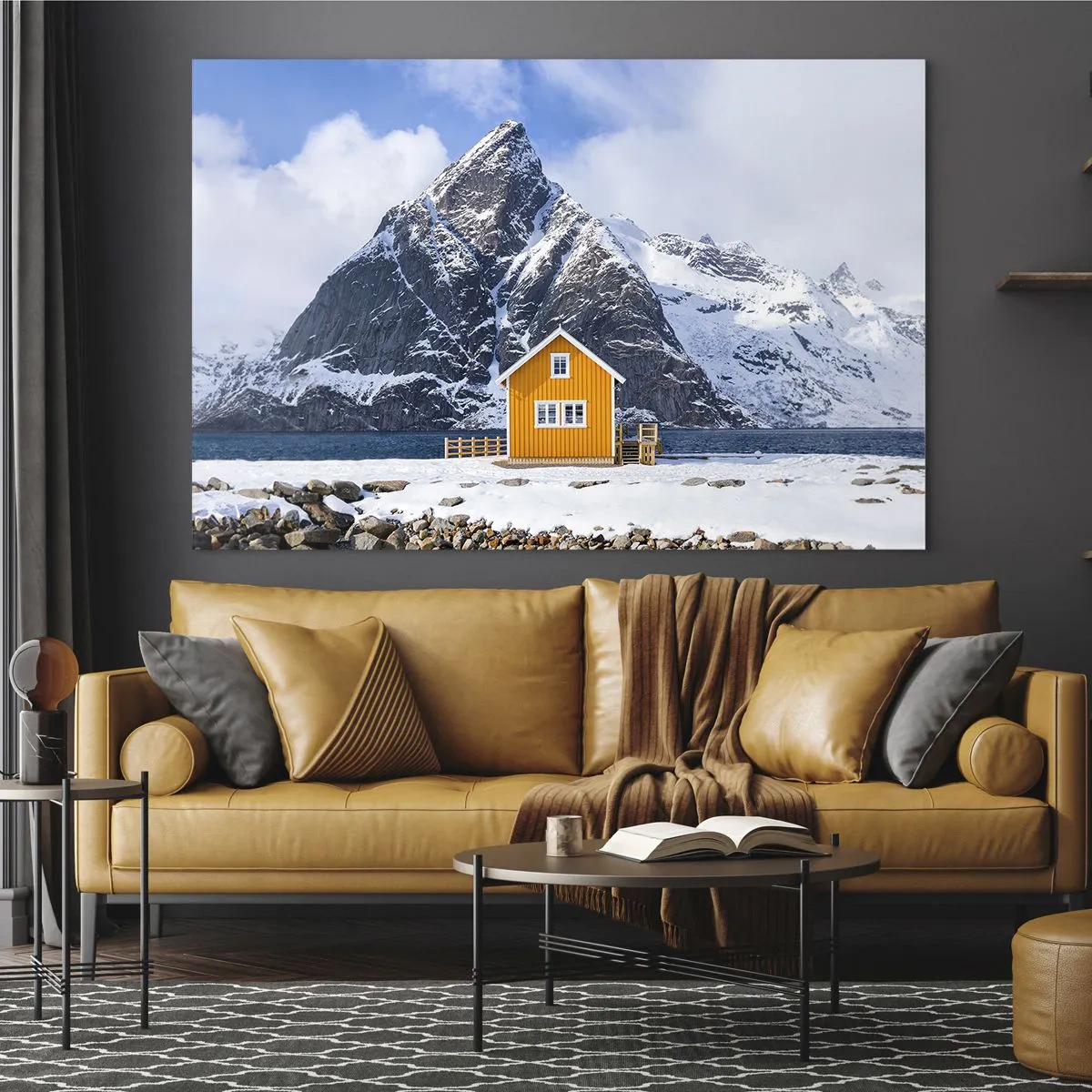 Glastavla - Bild på glas - En gul stuga vid en fjord med snöklädda berg i bakgrunden - 70x50cm - Skandinavisk semester - Modern väggdekoration för vardagsrum och sovrum ARTTOR