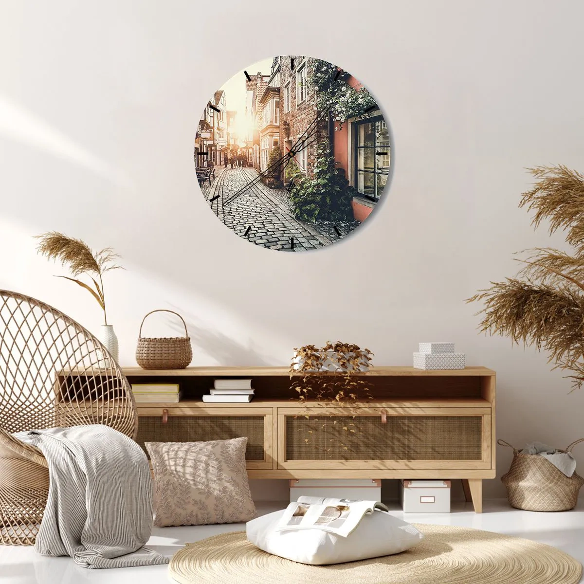 Väggklocka - Klocka på glas - En pittoresk gata med hyreshus och rosor i solnedgångens ljus - 30x30cm - Rosgränd i rosa sken - Modern väggdekoration för vardagsrum, kök och sovrum ARTTOR