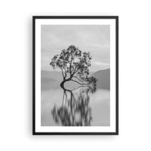 Affisch i svart ram - Ett ensamt träd speglas i det lugna vattnet - 50x70cm - Det finns ett land - Modern väggdekoration för vardagsrum och sovrum ARTTOR