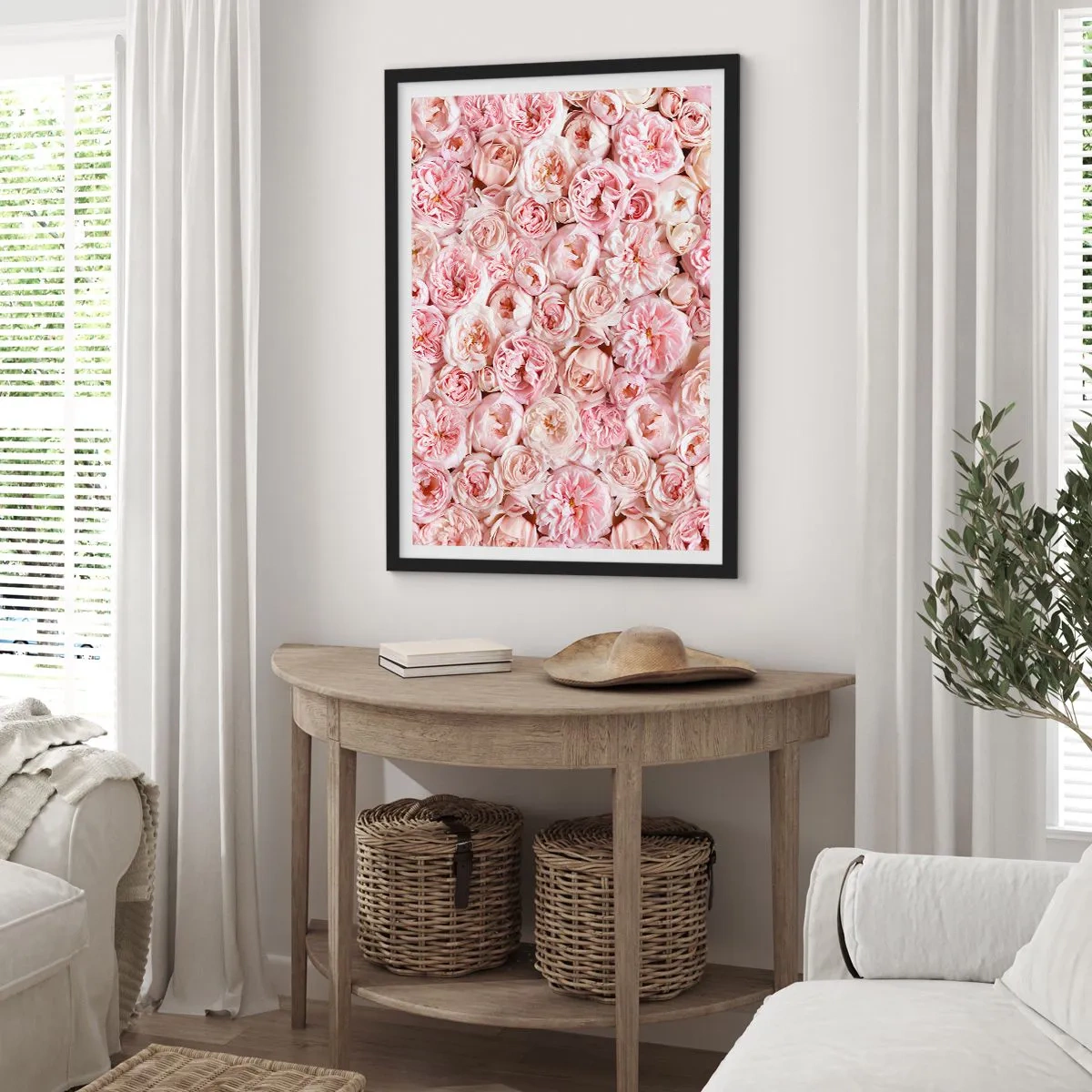 Affisch i svart ram - Ett romantiskt arrangemang av rosa blommor i närbild - 50x70cm - Strödd med rosor - Modern väggdekoration för vardagsrum och sovrum ARTTOR
