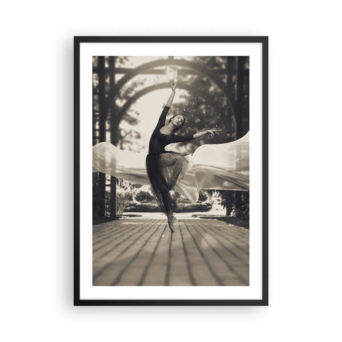Affisch i svart ram - En dansare i eterisk rörelse i en trädgårdsmiljö - 50x70cm - Trädgårdsandens dans - Modern väggdekoration för vardagsrum och sovrum ARTTOR