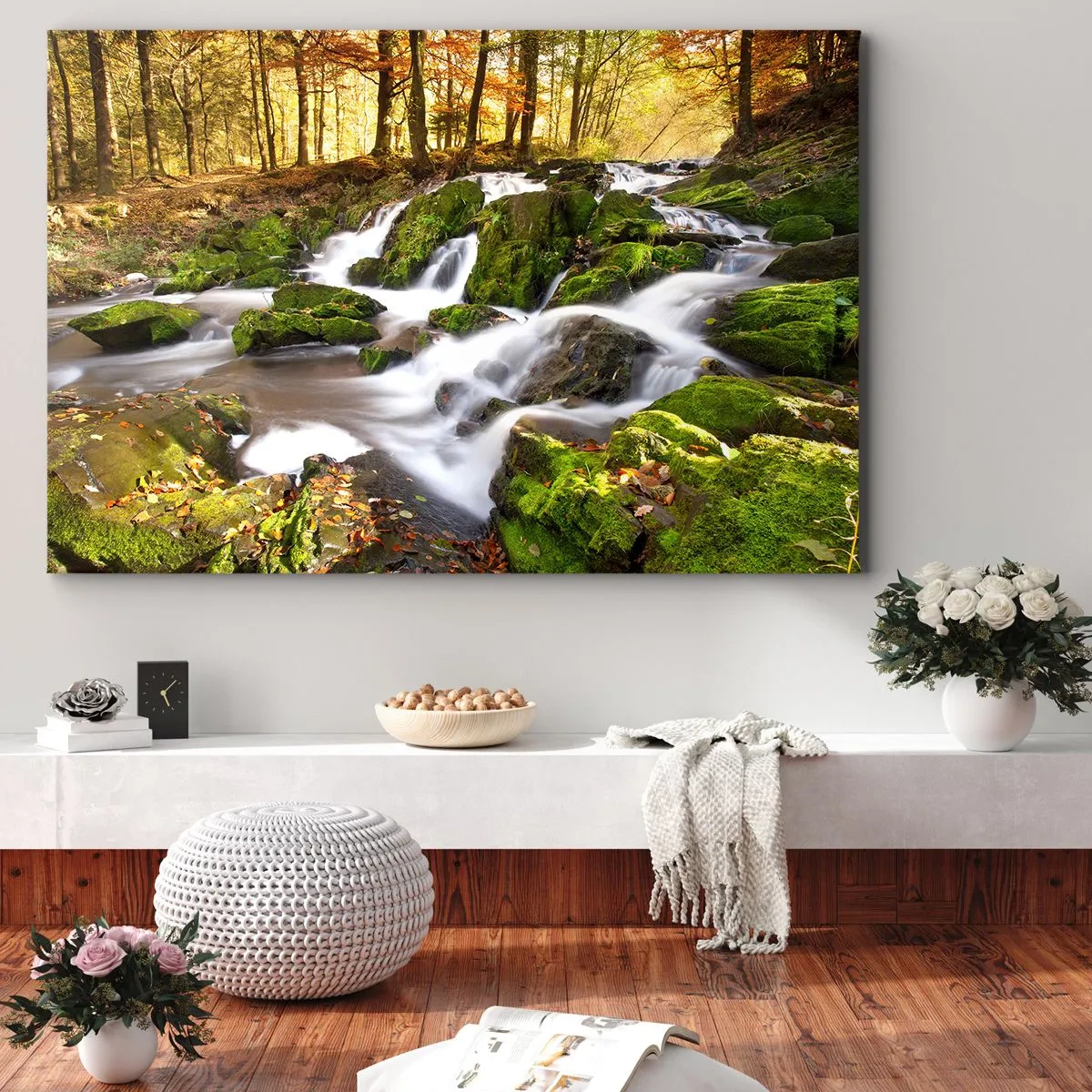 Canvastavla - Bild på duk - Ett skogslandskap med ett vattenfall omgivet av mossa - 70x50cm - Kvickt genom höstskogen - Modern väggdekoration för vardagsrum och sovrum ARTTOR