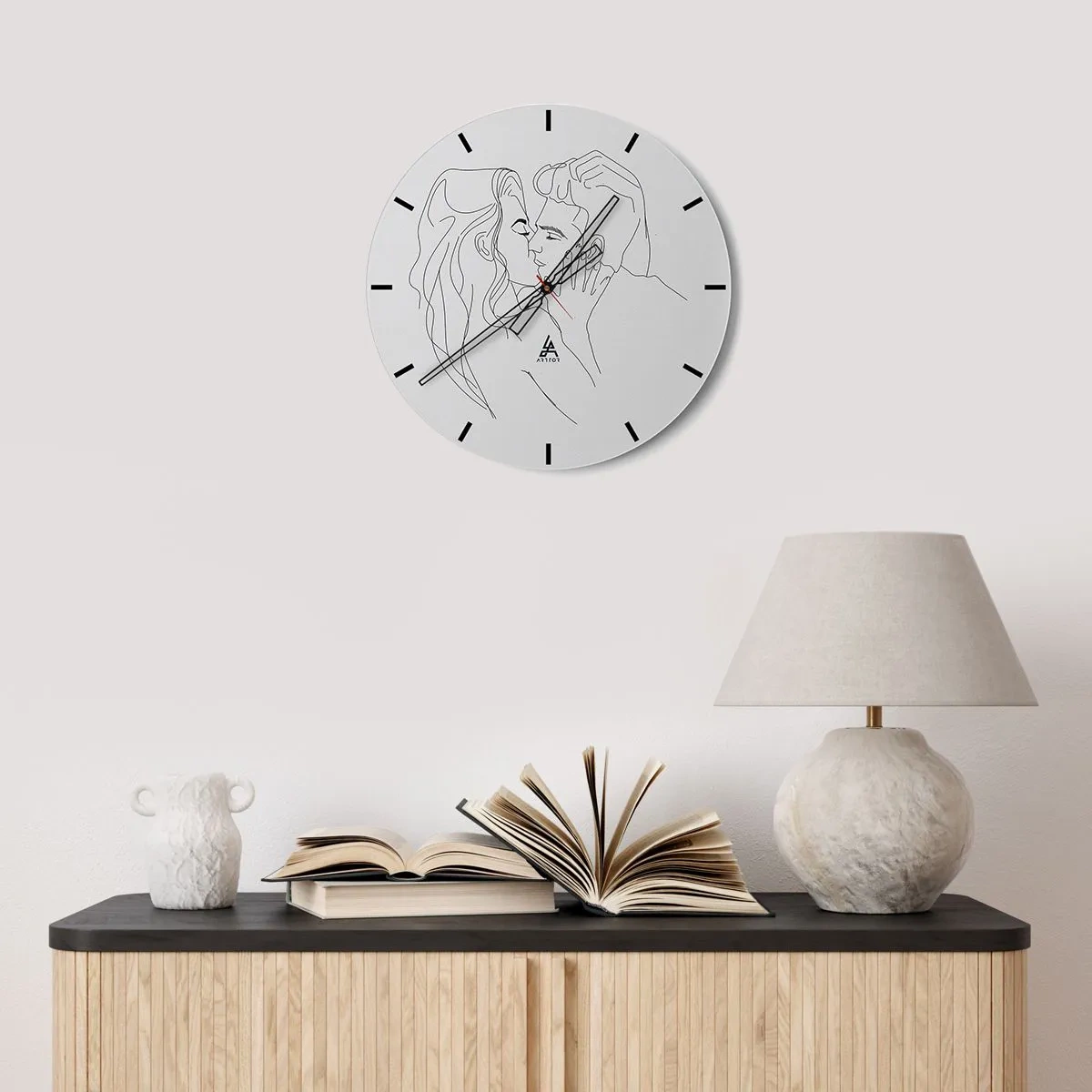 Väggklocka - Klocka på glas - En minimalistisk teckning av ett förälskat par - 30x30cm - Med samma streck - Modern väggdekoration för vardagsrum, kök och sovrum ARTTOR