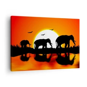 Canvastavla - Bild på duk - Silhuetter av elefanter vid solnedgången över vatten med reflektion - 70x50cm - Och på kvällen tar vi en liten drink - Modern väggdekoration för vardagsrum och sovrum ARTTOR