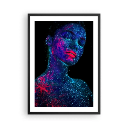 Affisch i svart ram - En kvinna täckt av fluorescerande pollen under UV-ljus. - 50x70cm - I sjärndammet - Modern väggdekoration för vardagsrum och sovrum ARTTOR
