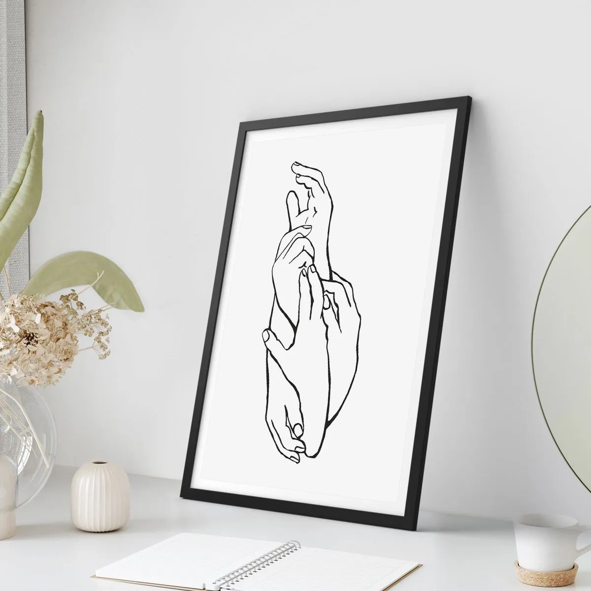 Affisch i svart ram - En minimalistisk skiss av knäppta händer mot en vit bakgrund. - 50x70cm - Hand i hand - Modern väggdekoration för vardagsrum och sovrum ARTTOR