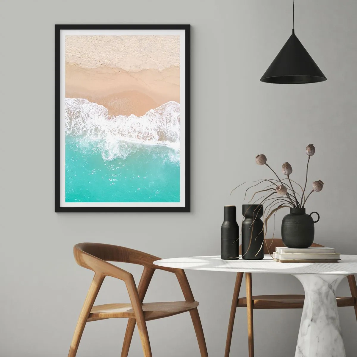 Affisch i svart ram - Smekande beröring - 70x100 cm