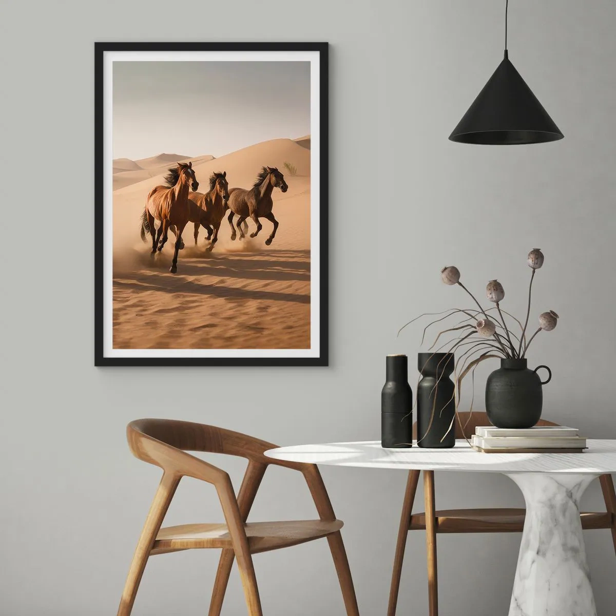 Affisch i svart ram - Hästar galopperar i öknen i solnedgångens varma ljus - 50x70cm - Fri som vinden - Modern väggdekoration för vardagsrum och sovrum ARTTOR
