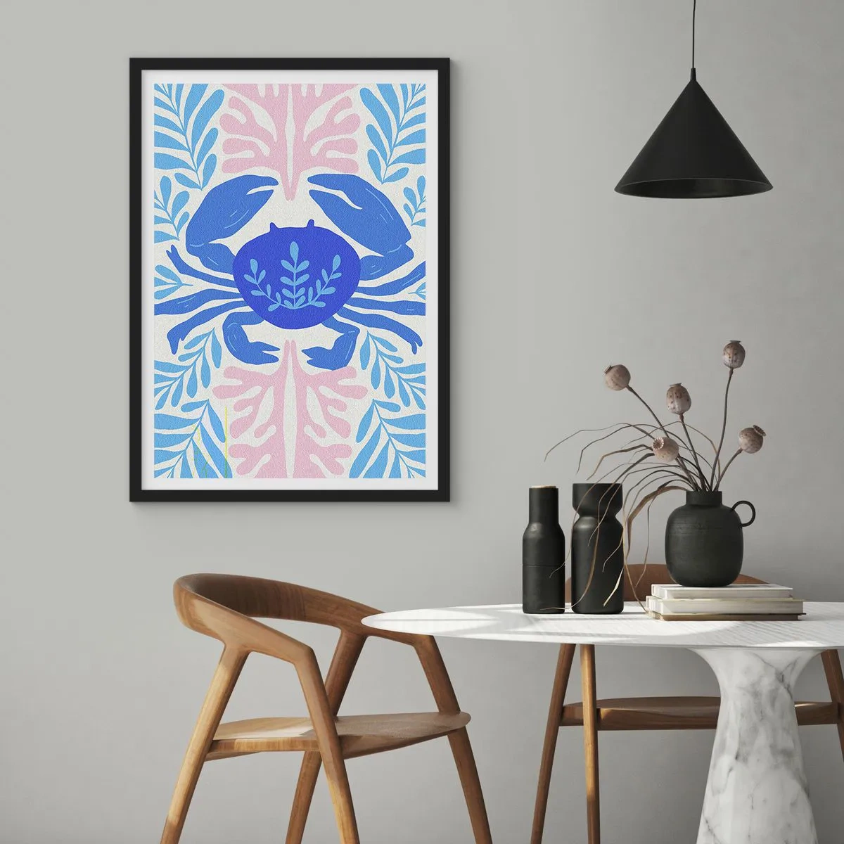 Affisch i svart ram - En dekorativ blå krabba omgiven av havsväxter. - 50x70cm - Som en havsblomma - Modern väggdekoration för vardagsrum och sovrum ARTTOR