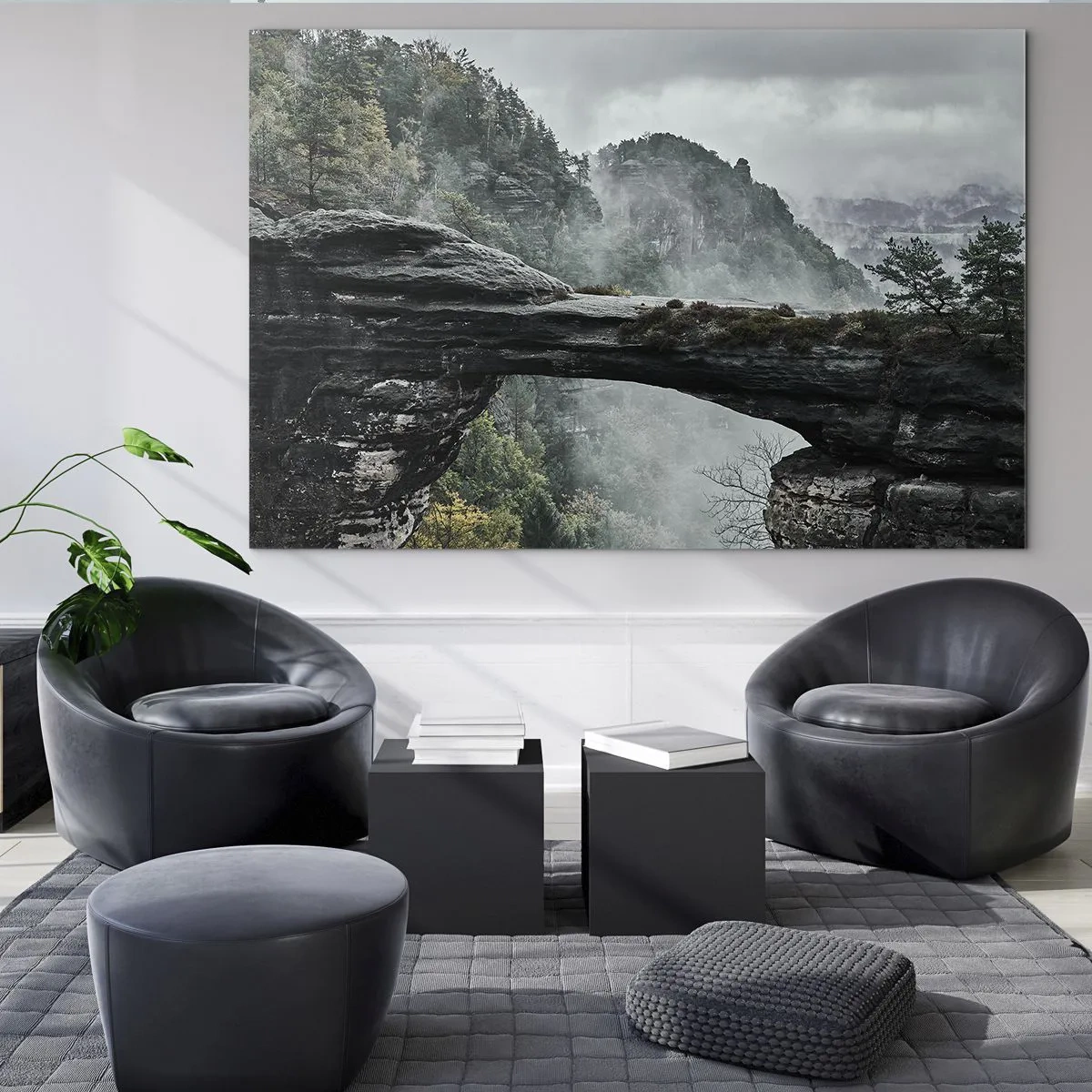 Glastavla - Bild på glas - En stenbro bland dimmiga berg och ett skogslandskap - 70x50cm - Äventyret är på väg att börja - Modern väggdekoration för vardagsrum och sovrum ARTTOR
