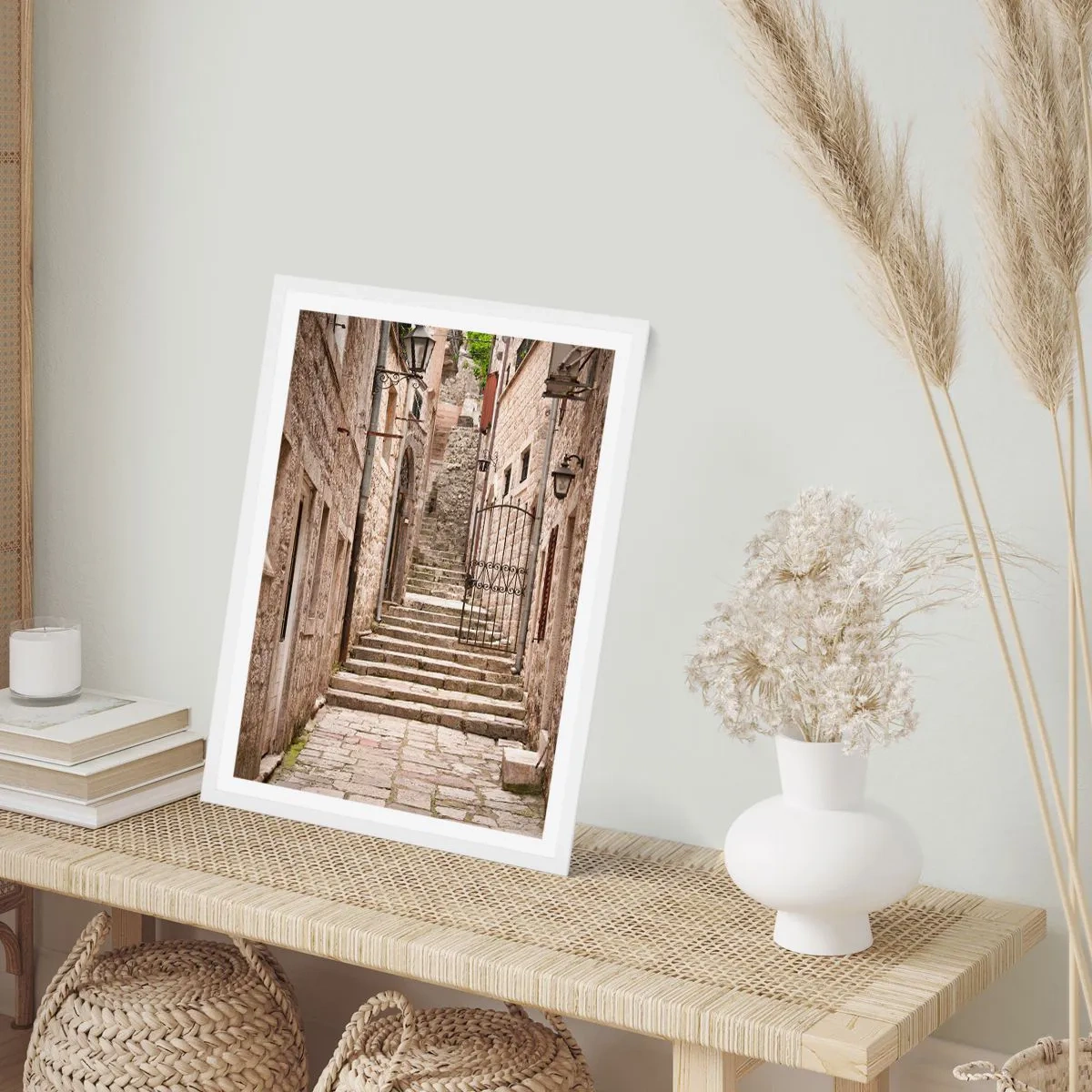 Affisch i vit ram - Magisk gammal gränd - 61x91 cm