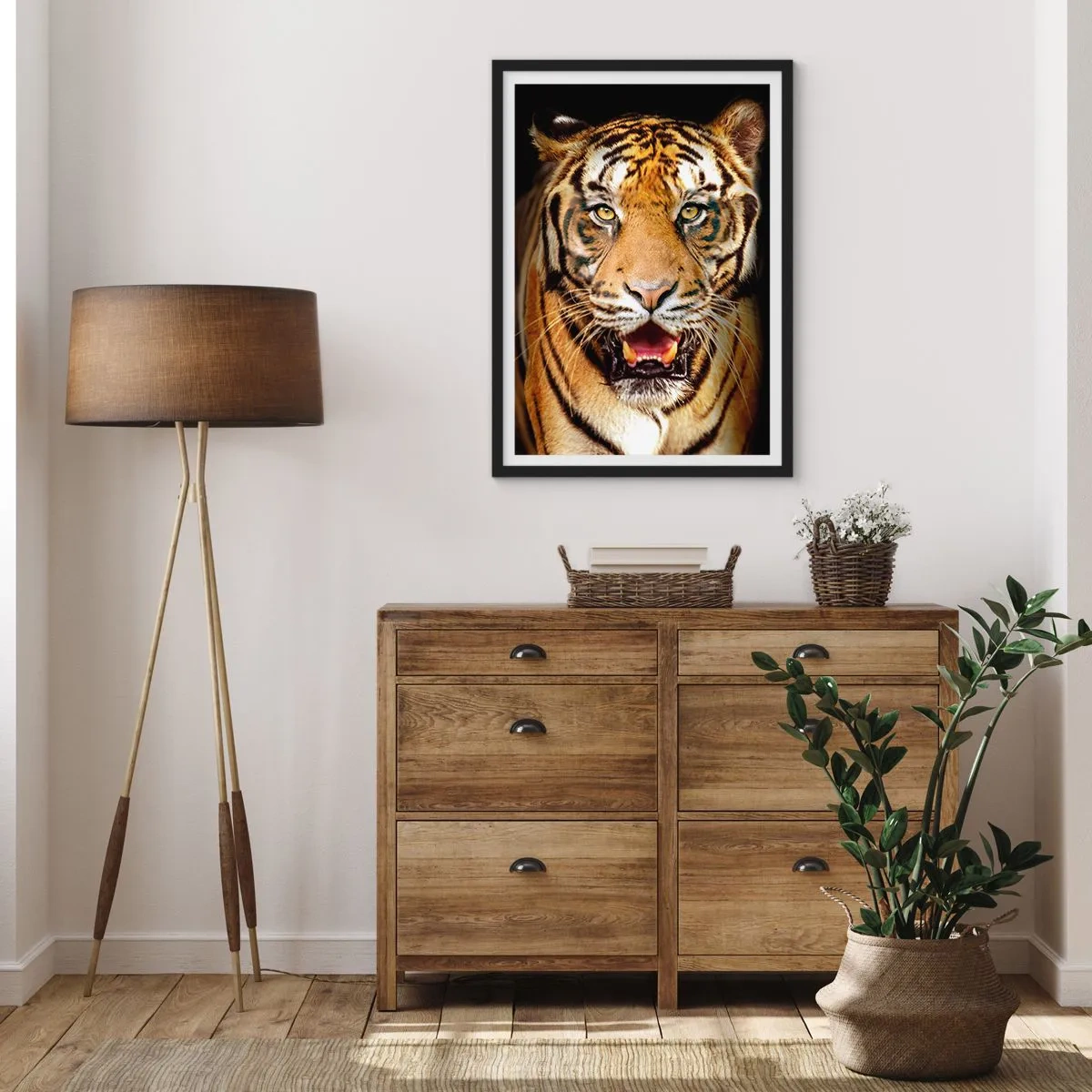 Affisch i svart ram - Porträtt av en tiger på svart bakgrund - 50x70cm - Vilt hjärta - Modern väggdekoration för vardagsrum och sovrum ARTTOR