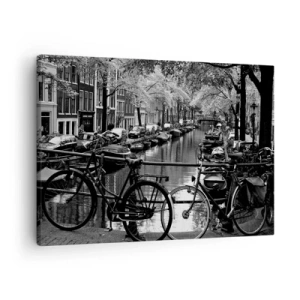 Canvastavla - Bild på duk - Kanal med cyklar i svartvitt fotografi - 70x50cm - Mycket holländsk vy - Modern väggdekoration för vardagsrum och sovrum ARTTOR