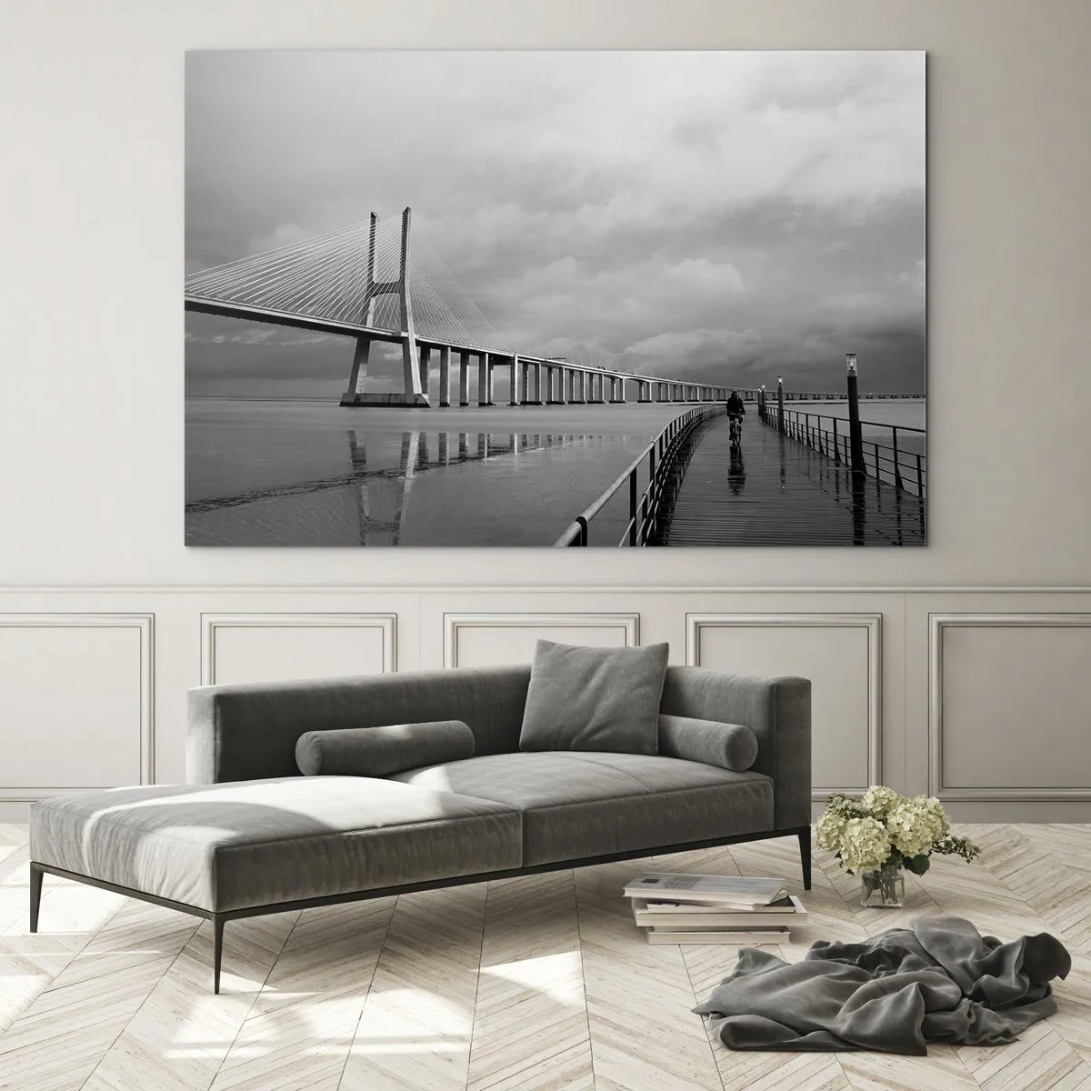 Glastavla - Bild på glas - En bro i ett monokromatiskt landskap med en cyklist - 70x50cm - Var och en får det han/hon förtjänat - Modern väggdekoration för vardagsrum och sovrum ARTTOR