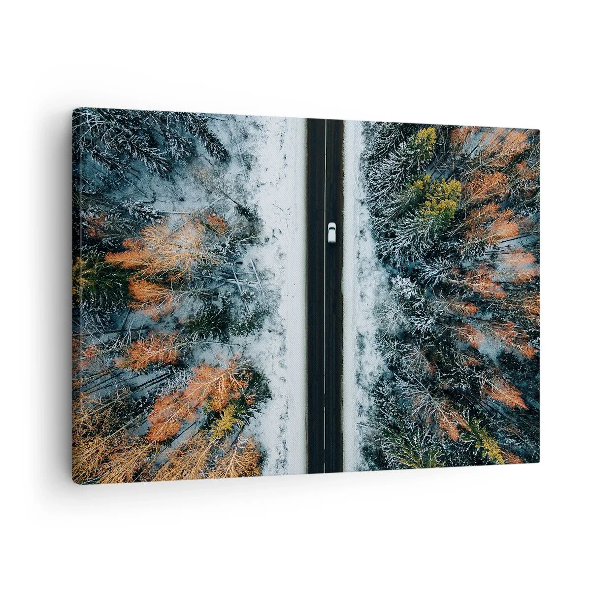 Canvastavla - Bild på duk - En väg genom en vinterskog sedd från ett fågelperspektiv - 70x50cm - Genom vinterskogen - Modern väggdekoration för vardagsrum och sovrum ARTTOR