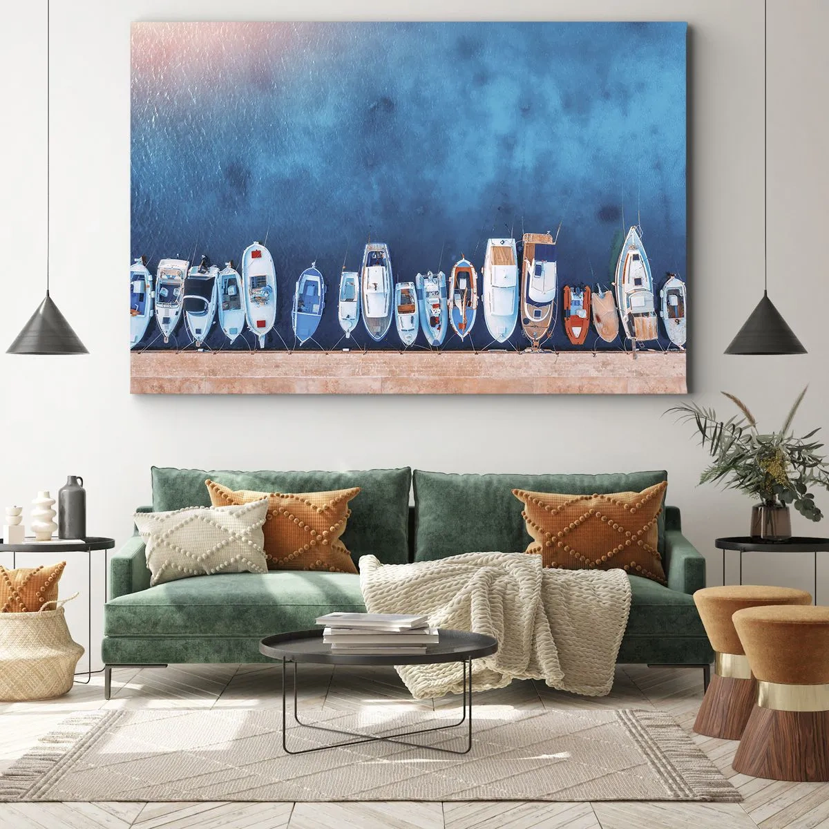 Canvastavla - Bild på duk - Båtar förtöjda vid stranden mot det blå vattnet - 70x50cm - I en rad - Modern väggdekoration för vardagsrum och sovrum ARTTOR