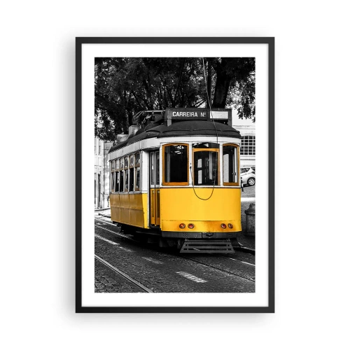 Affisch i svart ram - En gul spårvagn mot en svartvit urban bakgrund - 50x70cm - Och en fado i bakgrunden - Modern väggdekoration för vardagsrum och sovrum ARTTOR