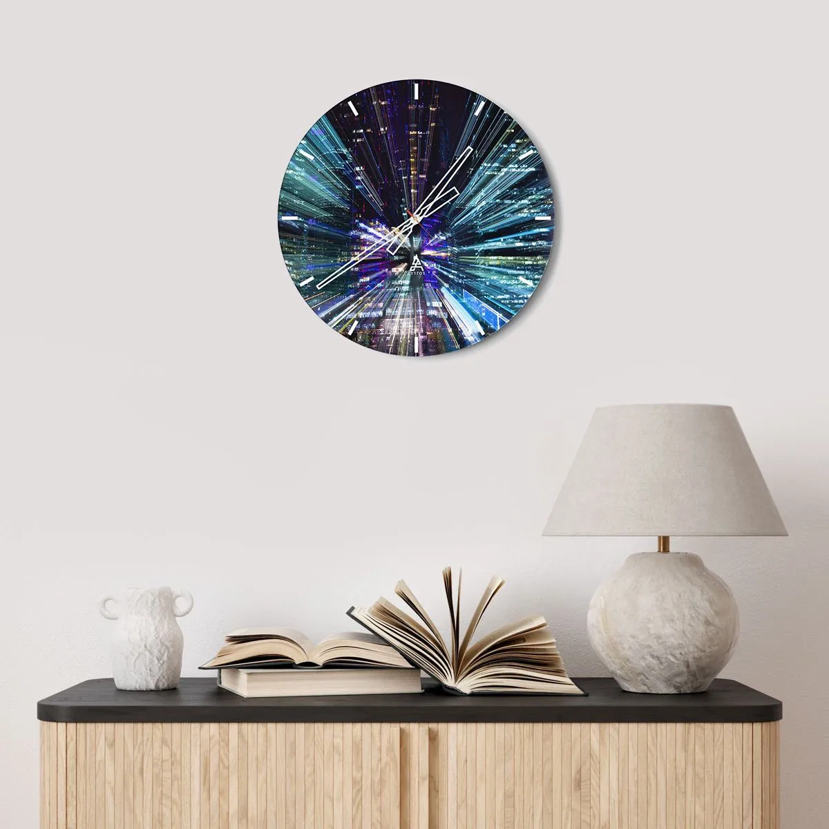 Väggklocka - Klocka på glas - Dynamiska stadsljus skapar en farteffekt - 30x30cm - Övergång till hyperrymden - Modern väggdekoration för vardagsrum, kök och sovrum ARTTOR